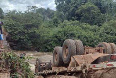 Ponte de madeira quebra, caminho cai em rio e motorista perde a vida na zona rural de Ji-Paran