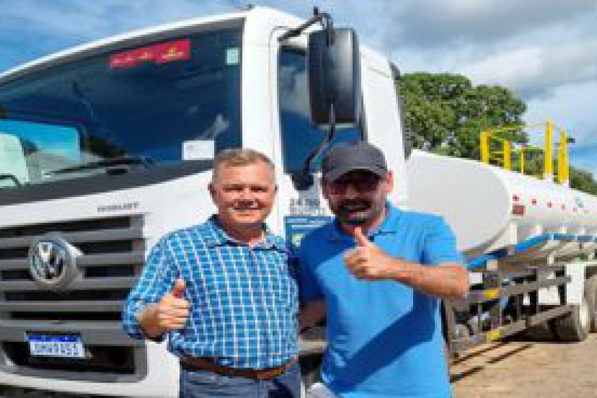 Deputado federal Lúcio Mosquini entrega mais um caminhão para a Estância Turística de Ouro Preto do Oeste