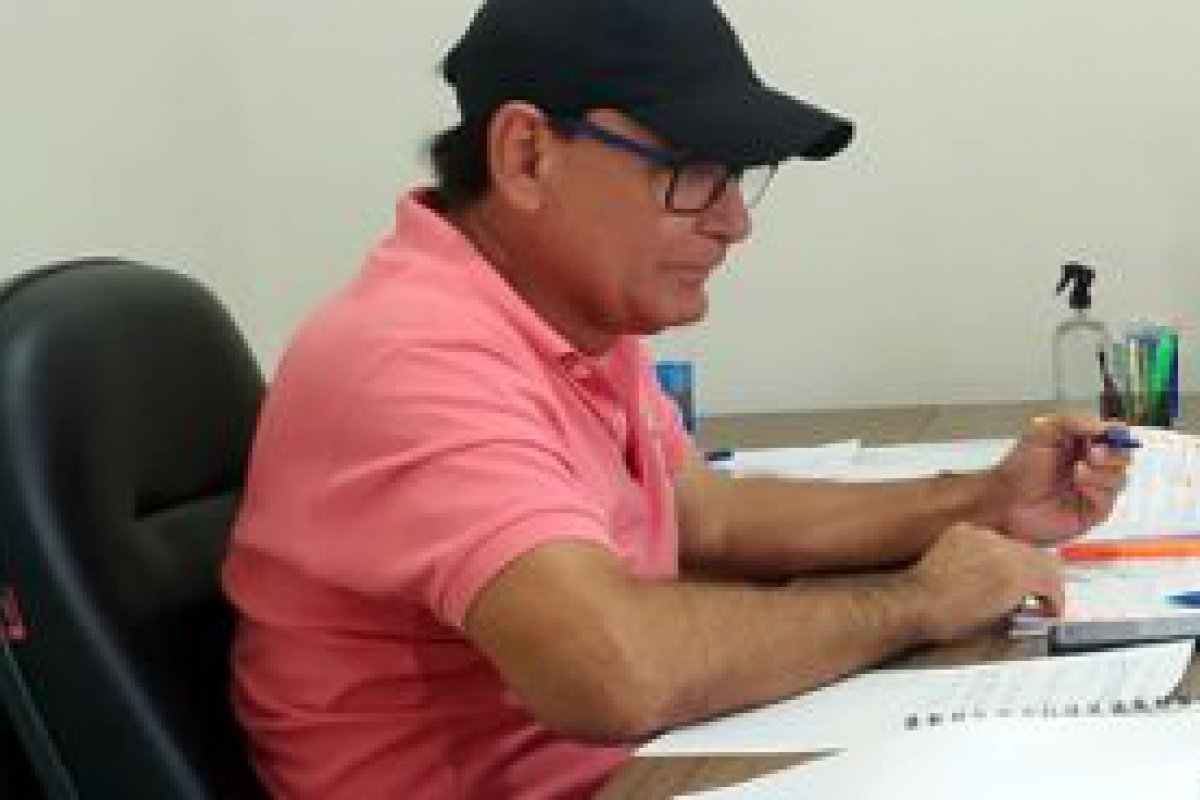 Prefeito Alex Testoni garante novo piso nacional aos professores da rede municipal