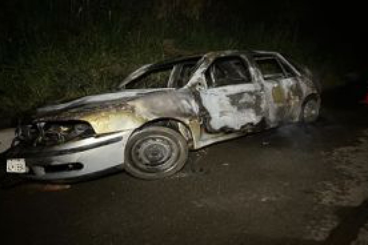 Carro com placas de Presidente Mdici  incendiado na BR-364, entre Jaru e Ouro Preto do Oeste