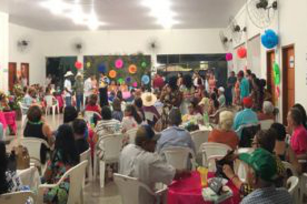 Em noite festiva, idosos da Estncia Turstica de Ouro Preto do Oeste so homenageados pela equipe do CRAS